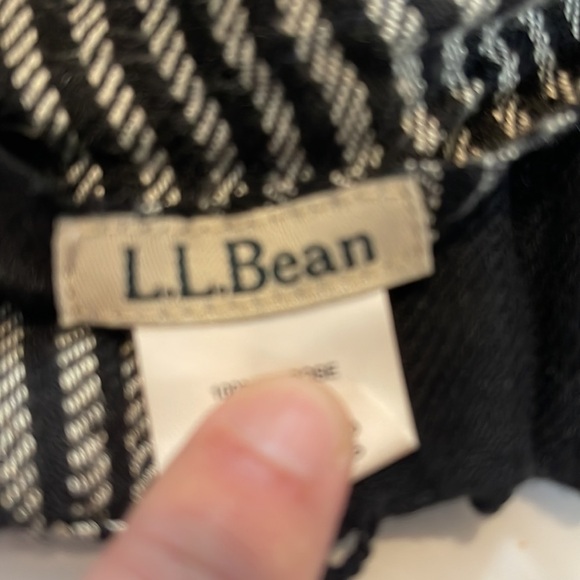 L.L. Bean women’s lightweight plaid scarf - Picture 2 of 4